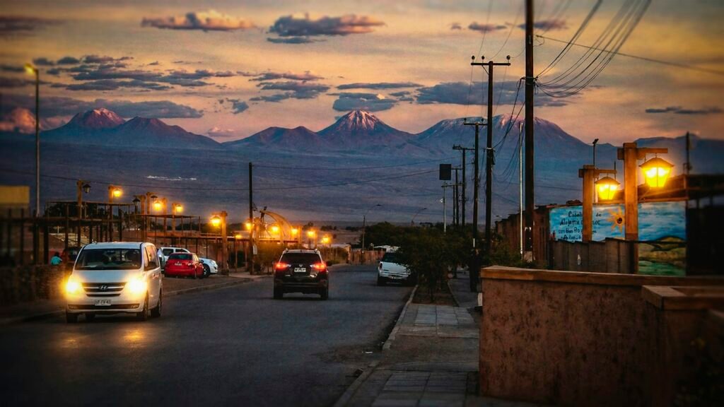 Calle con montañas al fondo al atardecer, en el norte de Chile